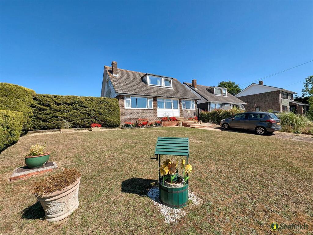 3-bed detached on The Glade, Nettlestone, PO34 5JA, £408,000