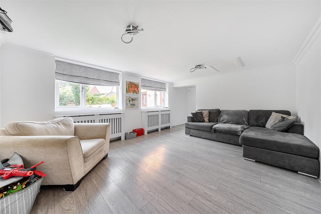 Larch Close, Woodford Halse, NN11 photo 3