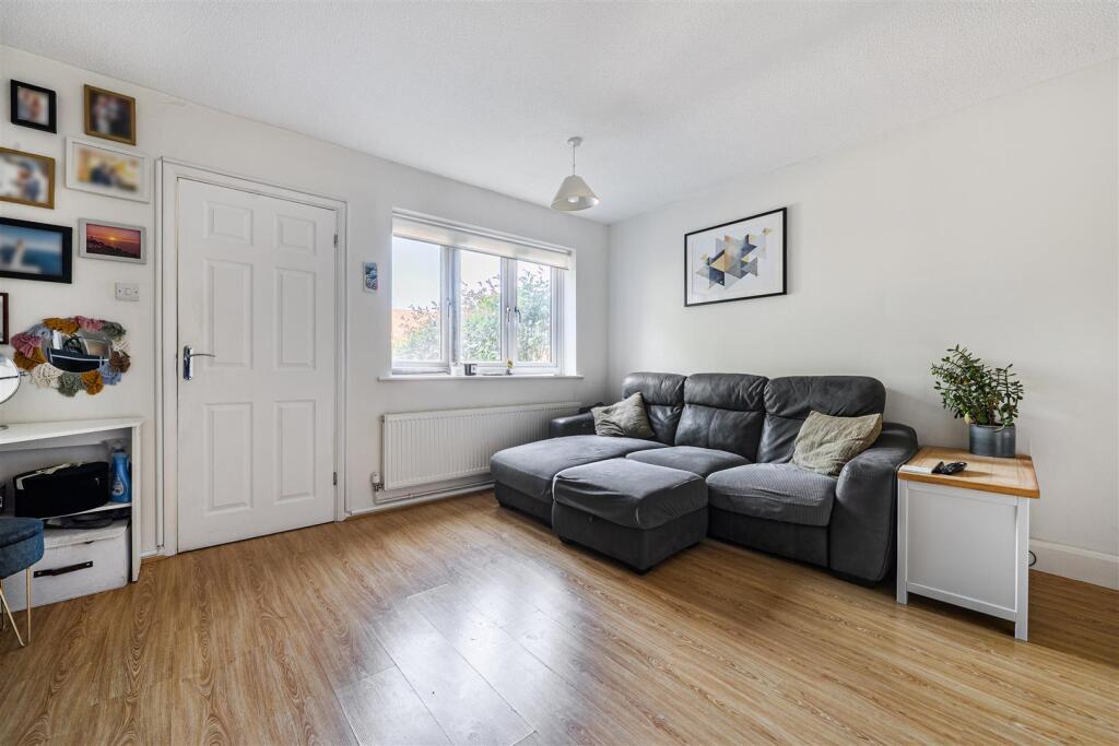 House in Wokingham, Emmbrook - More