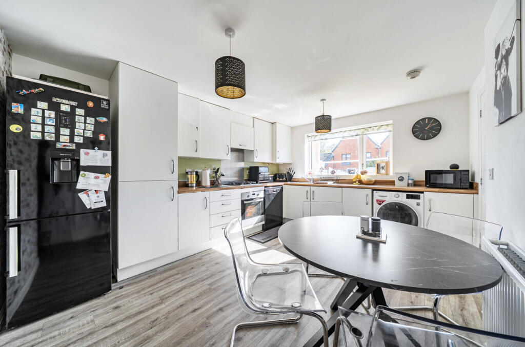 14 Stable Place, Bordon photo 3