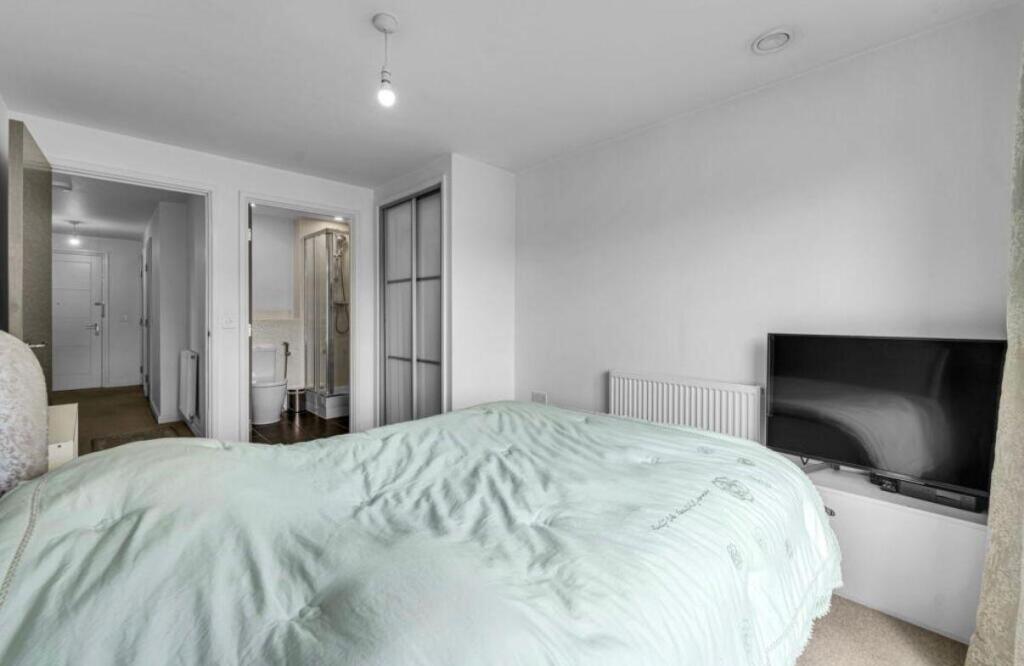 Apartment in Slough - More