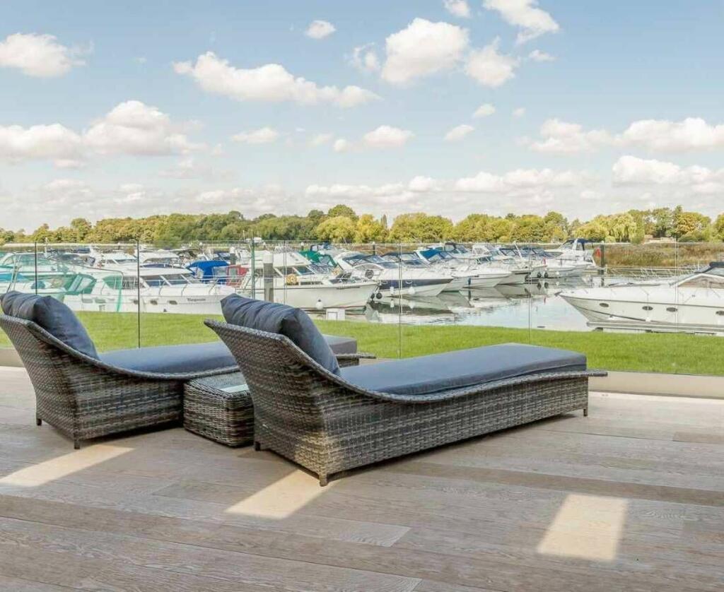 Racecourse Marina & Lodges, Maidenhead Road, Windsor, SL4 5HT photo 2