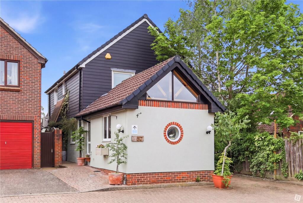 Main image of property: Roxwell Avenue, Chelmsford, Essex, CM1