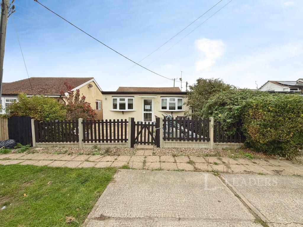 2-bed bungalow on Colne Way, Point Clear Bay, Clacton-on-Sea, £150,000