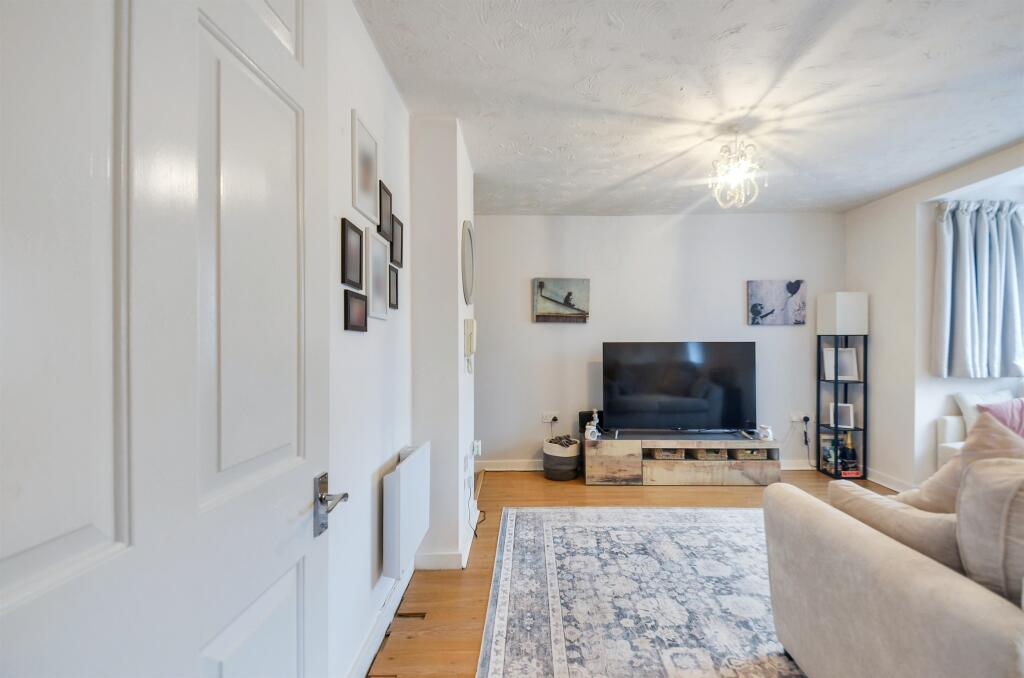 Apartment in Broxbourne, Hertfordshire - View 5