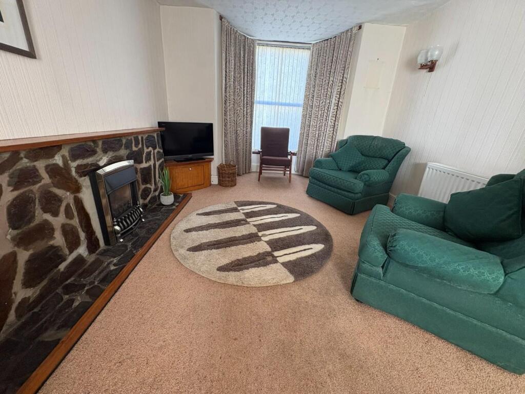 House in Porthmadog - More
