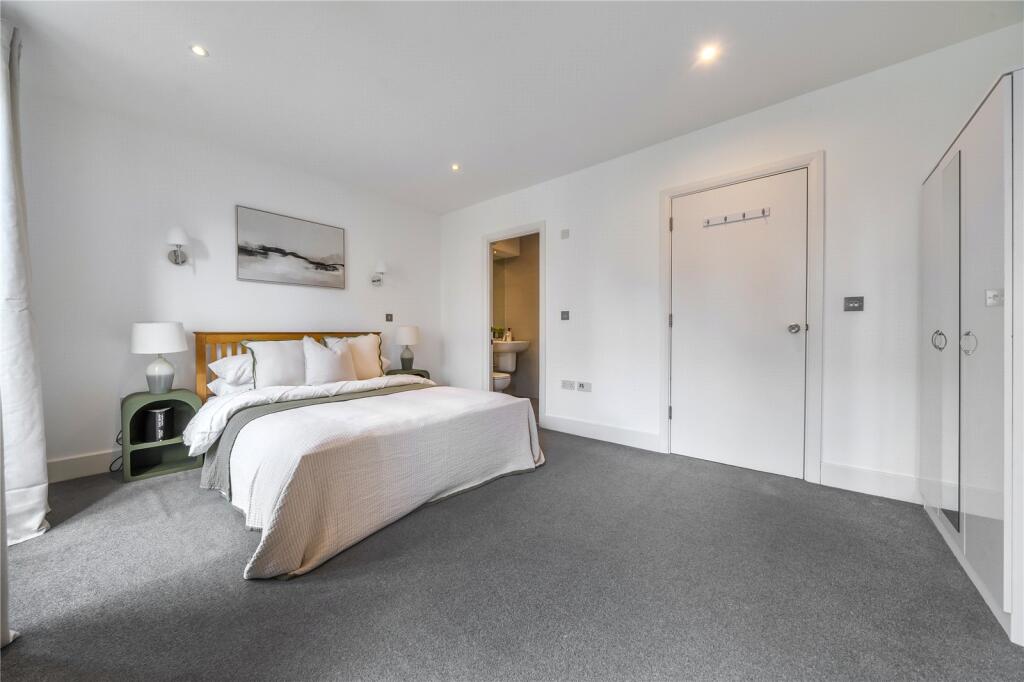 House in London, Purbrook Estate, Old Kent Road - More