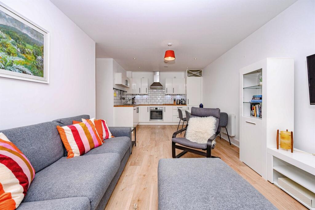 Apartment in Dacorum, Nash Mills - More