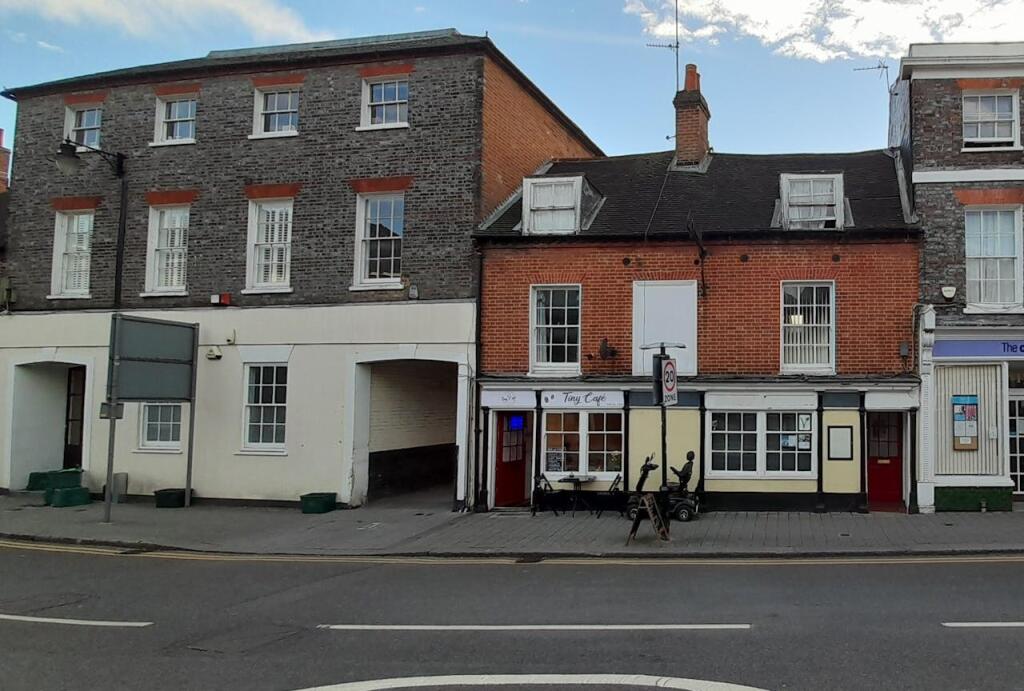 Main image of property: 15, The Broadway, Newbury, RG14 1AS