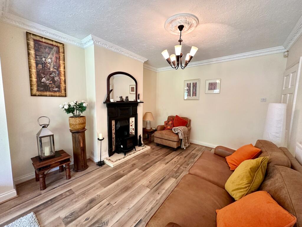 House in Wolverhampton, West Midlands - More