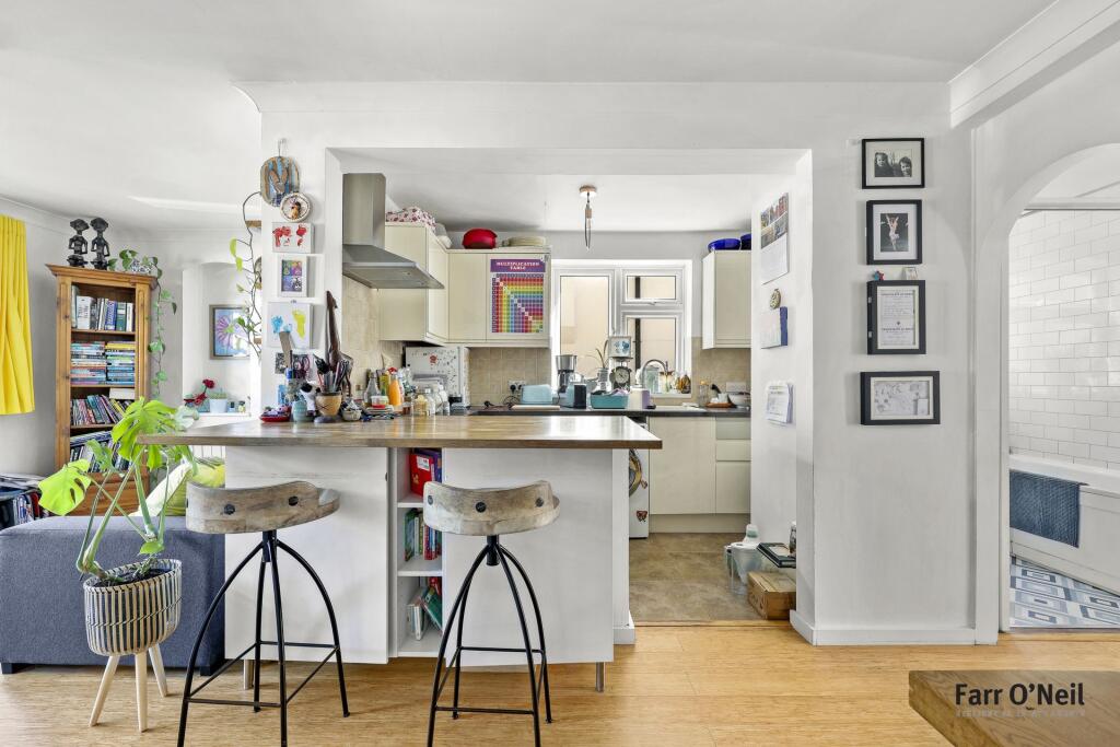 Westbury Lane, Buckhurst Hill, IG9 - View 3
