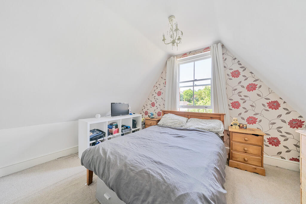 Apartment in Guildford, Surrey - More