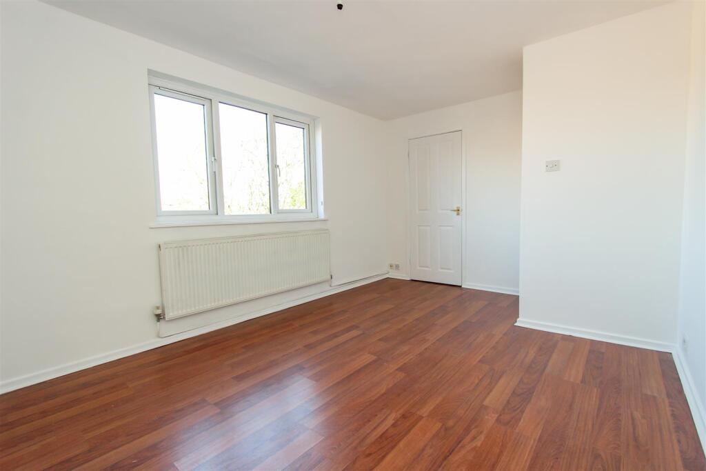 Apartment in Southall - View 3