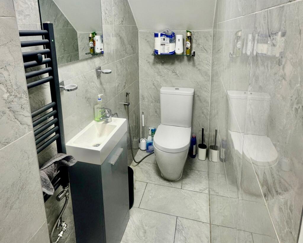 House in Houghton Regis, Central Bedfordshire - More