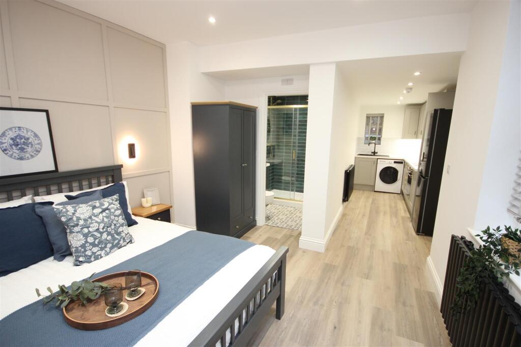 Main image of property: 32 High Street, Rushden