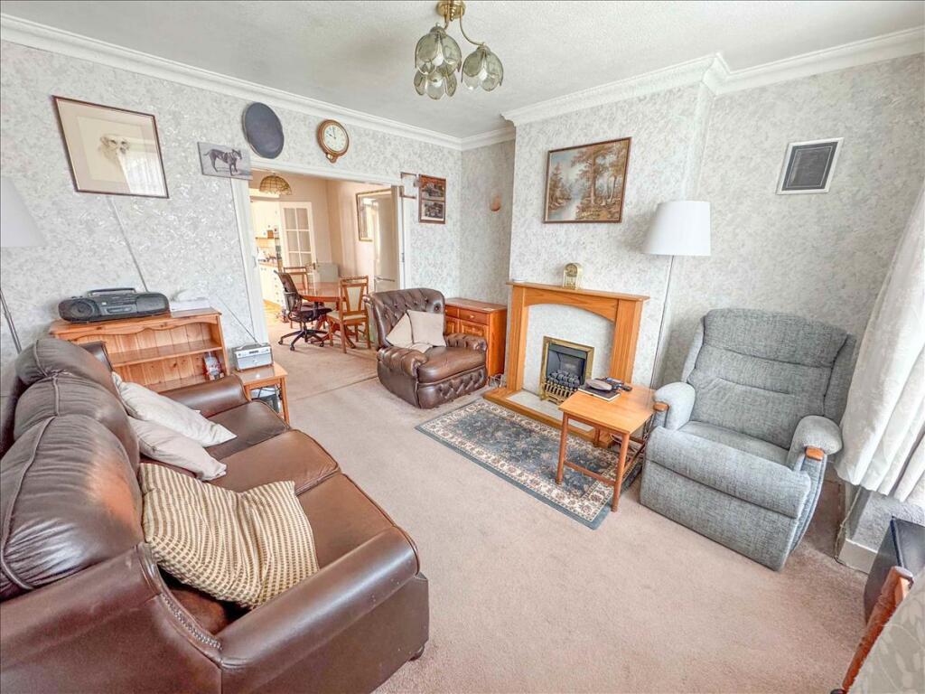 Gladstone Avenue, Feltham, Middlesex, TW14 photo 4