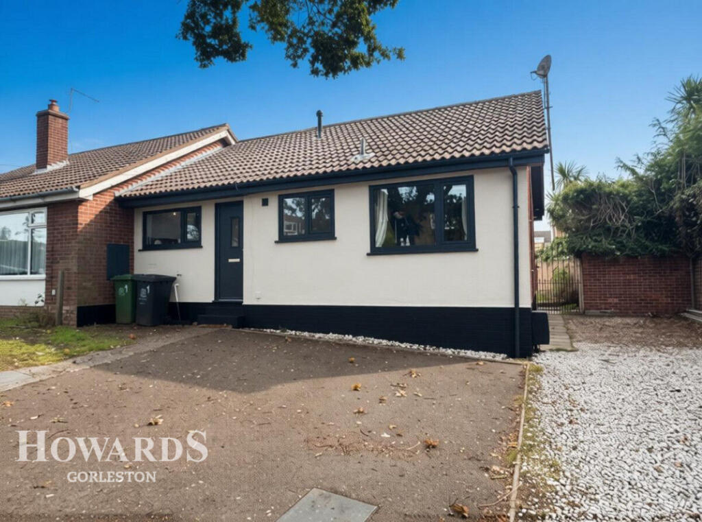 2-bed semi-detached on Oak Road, Gorleston, £200,000