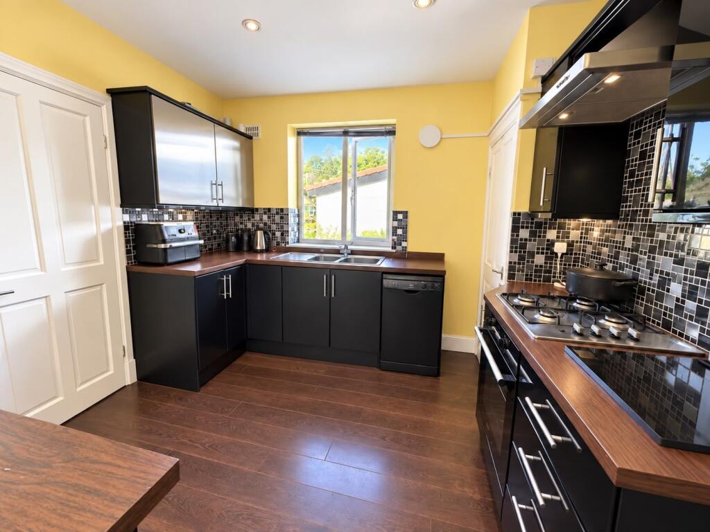 House in Bradford, Fairweather Green, Scholemoor - View 4