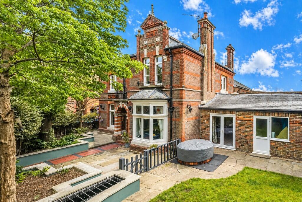 Main image of property: Broad Street, Old Town Borders, Hemel Hempstead, Hertfordshire, HP2 5BW