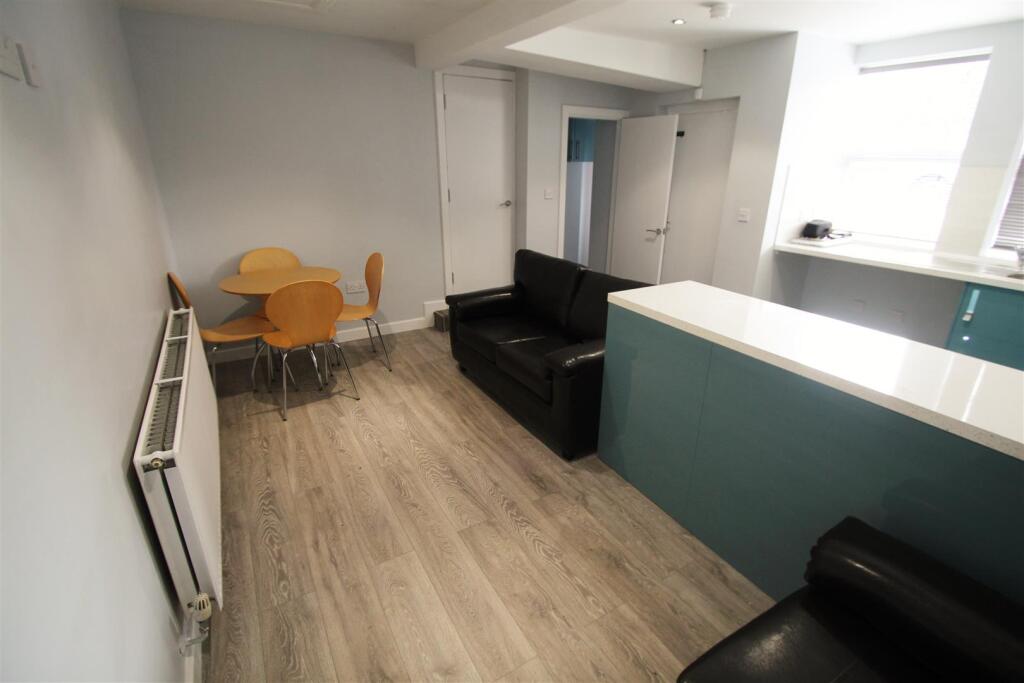 House in Leeds, Hyde Park - View 3