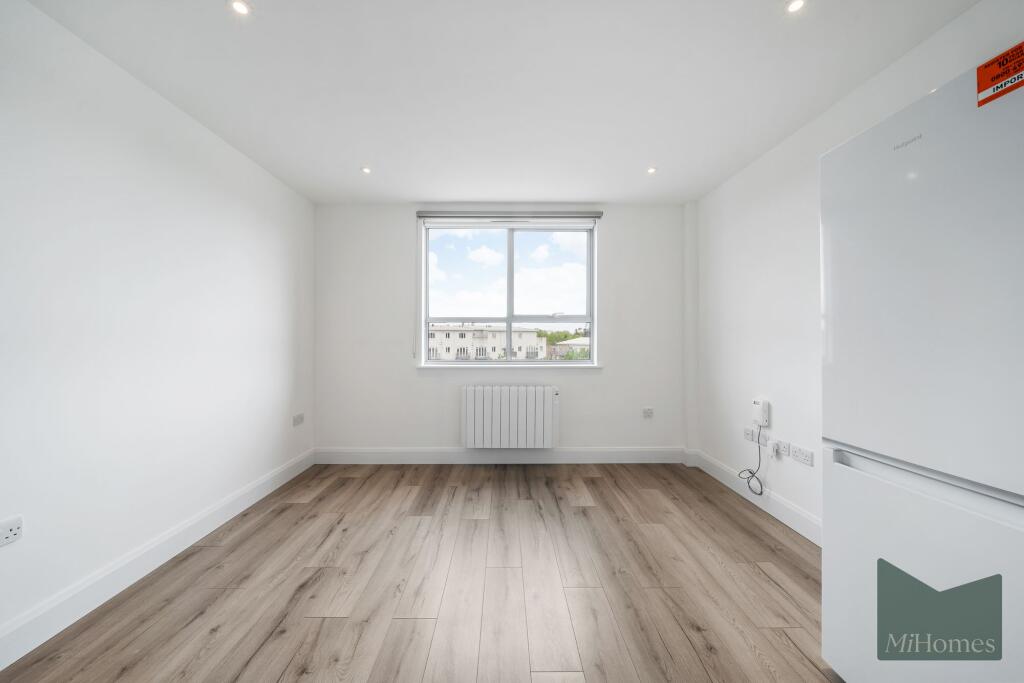 Apartment in Southall - More