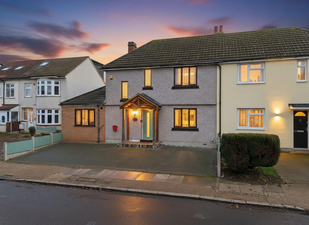 Main image of property: Park Lane, Hornchurch, RM11