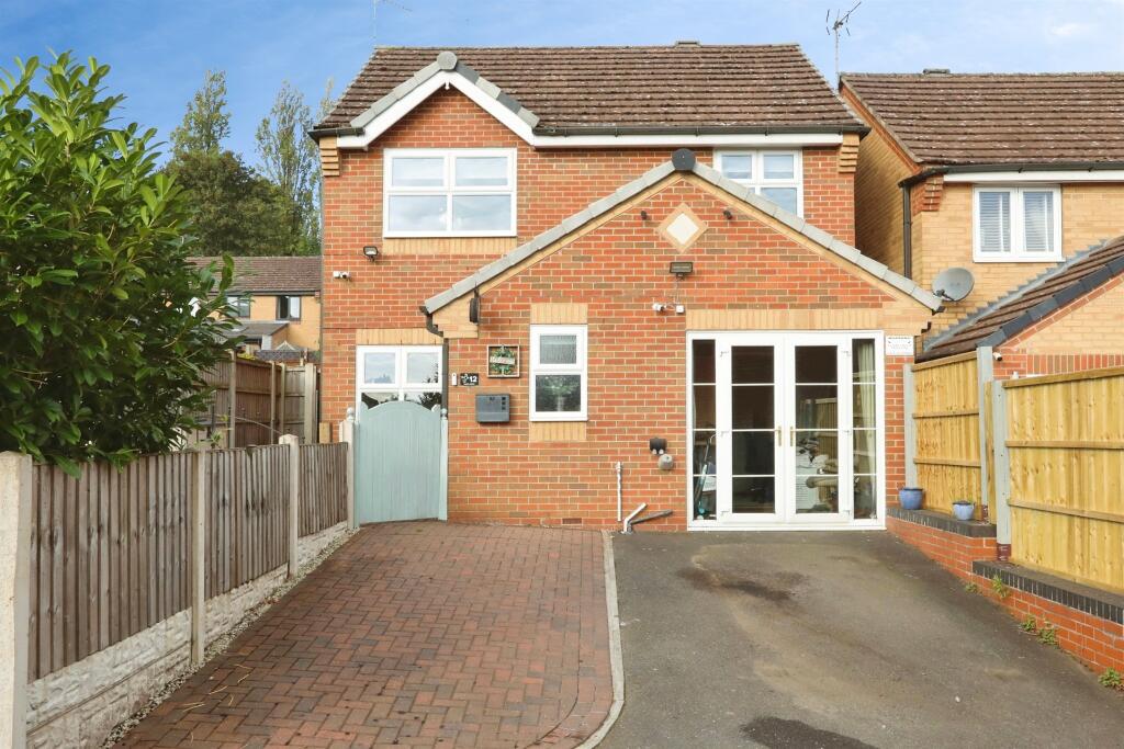 3-bed detached on Lupin Close, Shirebrook, Mansfield, £200,000