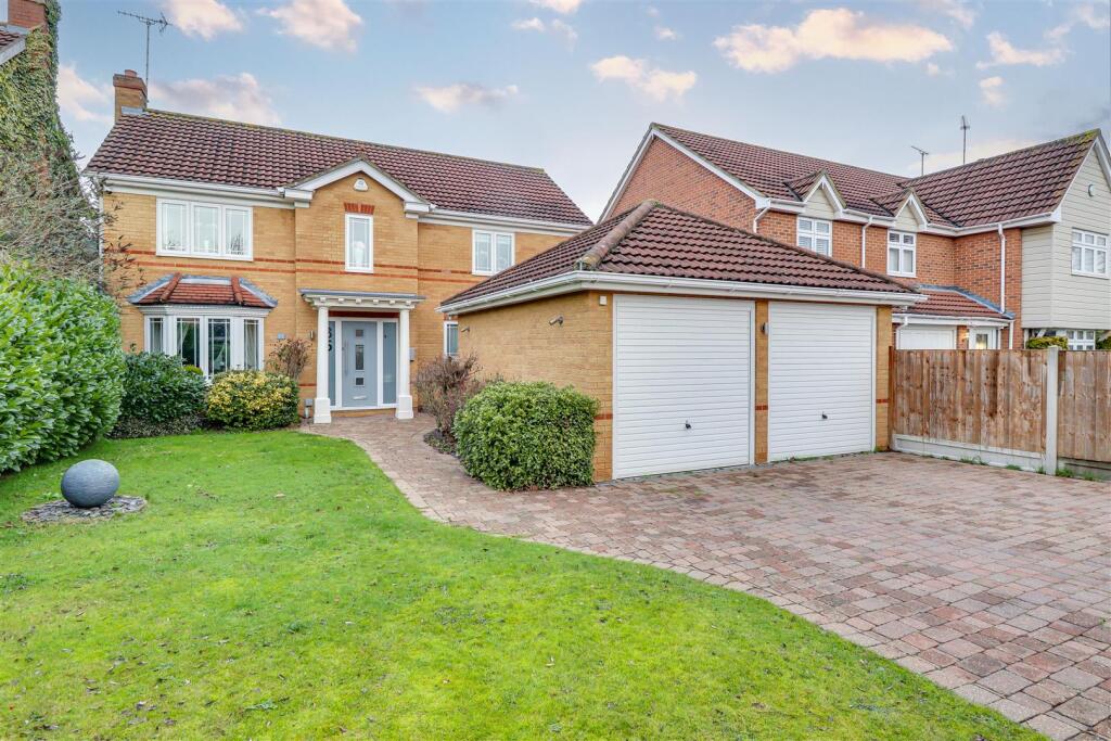 5-bed detached on * STAR BUY * Hackamore, Thundersley, £700,000