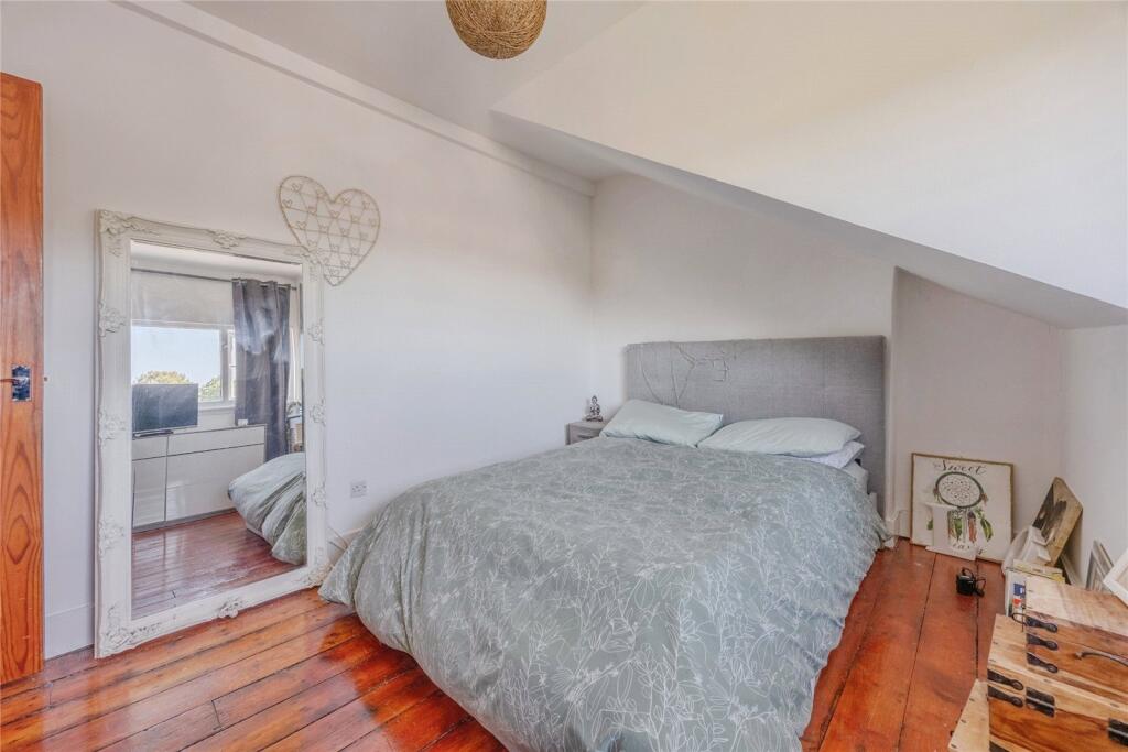 Apartment in Croydon - More