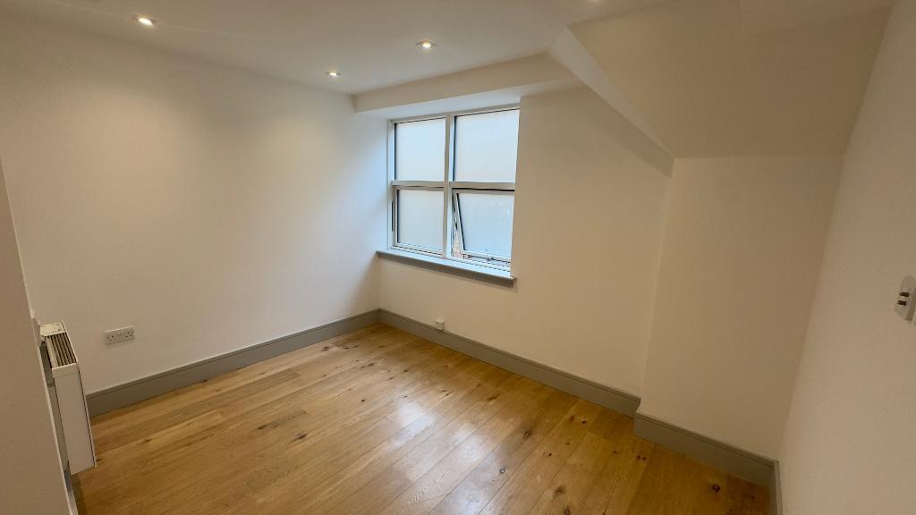 Apartment in Croydon - View 3