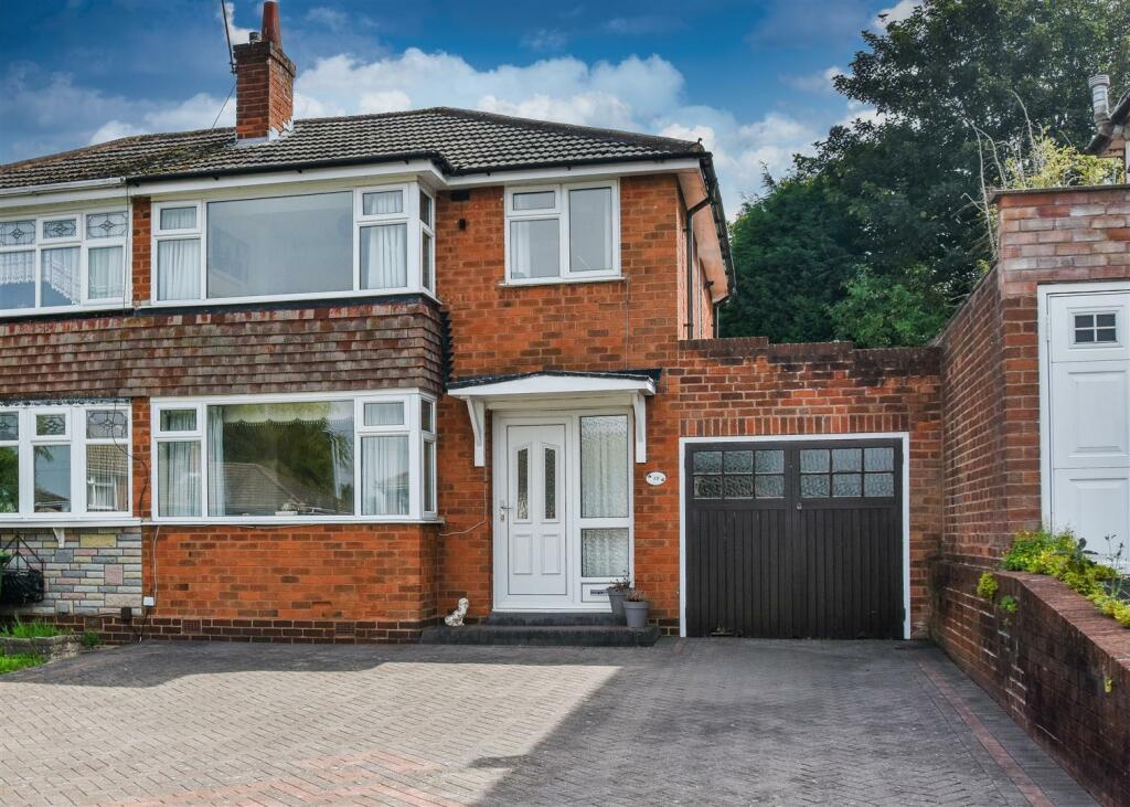 3-bed house on 10 Waverley Crescent, Lanesfield, Wolverhampton, £250,000