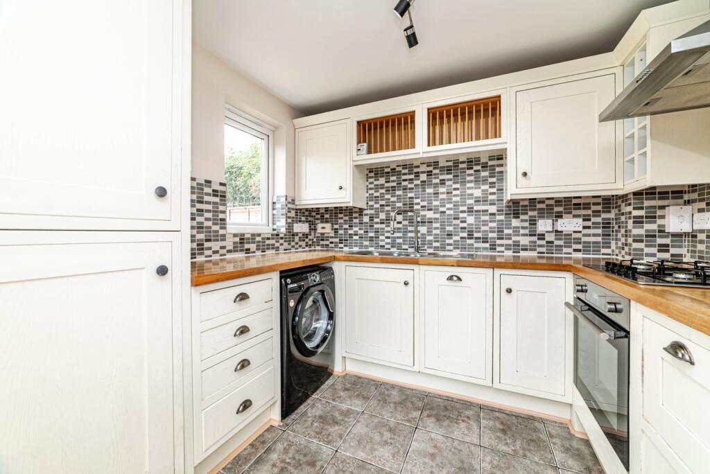 House in Thatcham, Colthrop - More