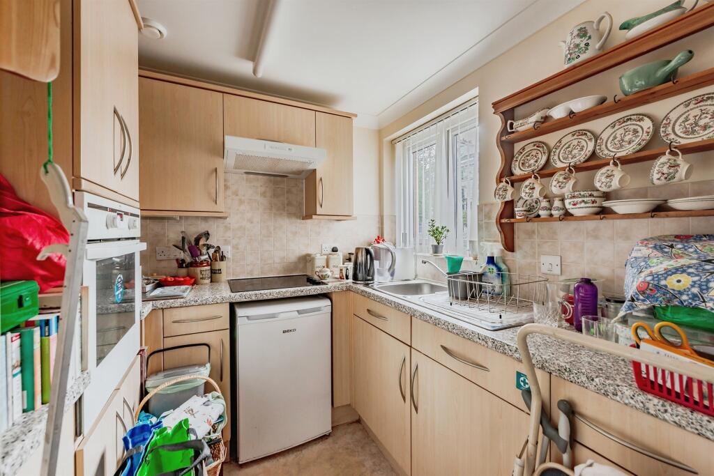 Apartment in Redhill, Reffles Bridge, Earlswood - More