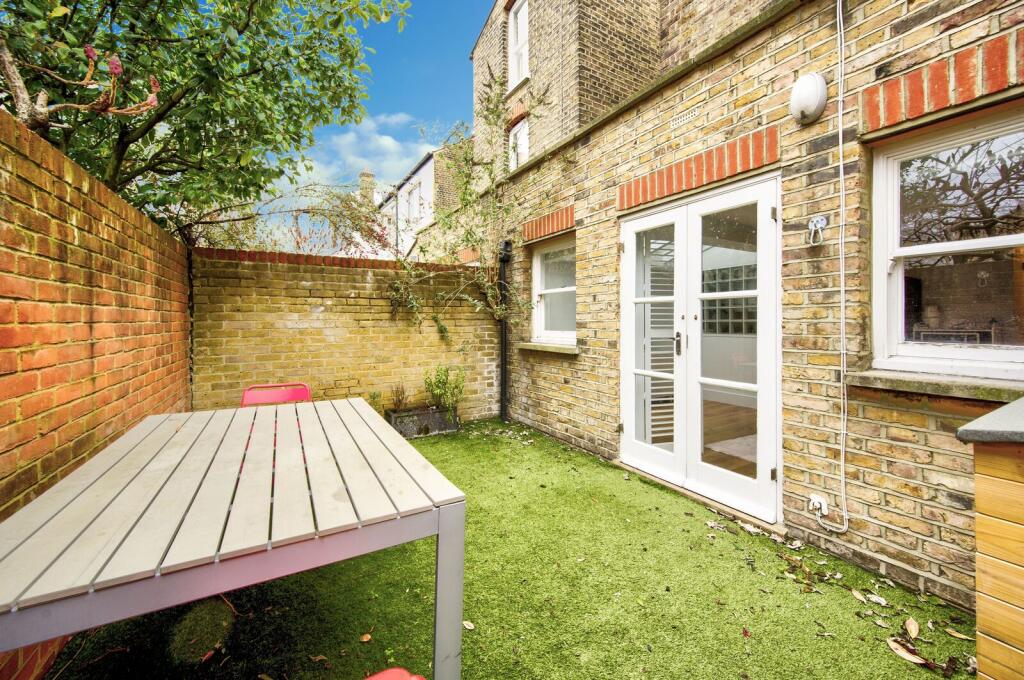 2 bedroom maisonette for rent