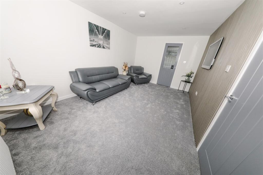 House in Glenrothes, Leslie Parks - More