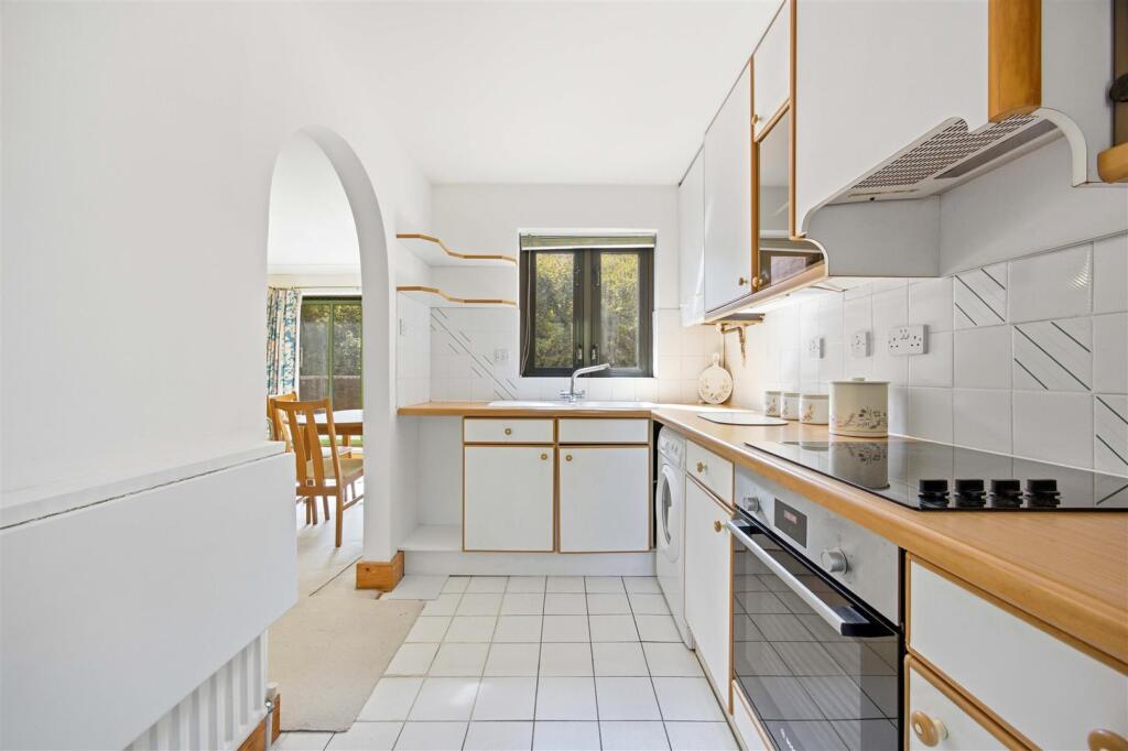 Apartment in London, Hillingdon - View 5
