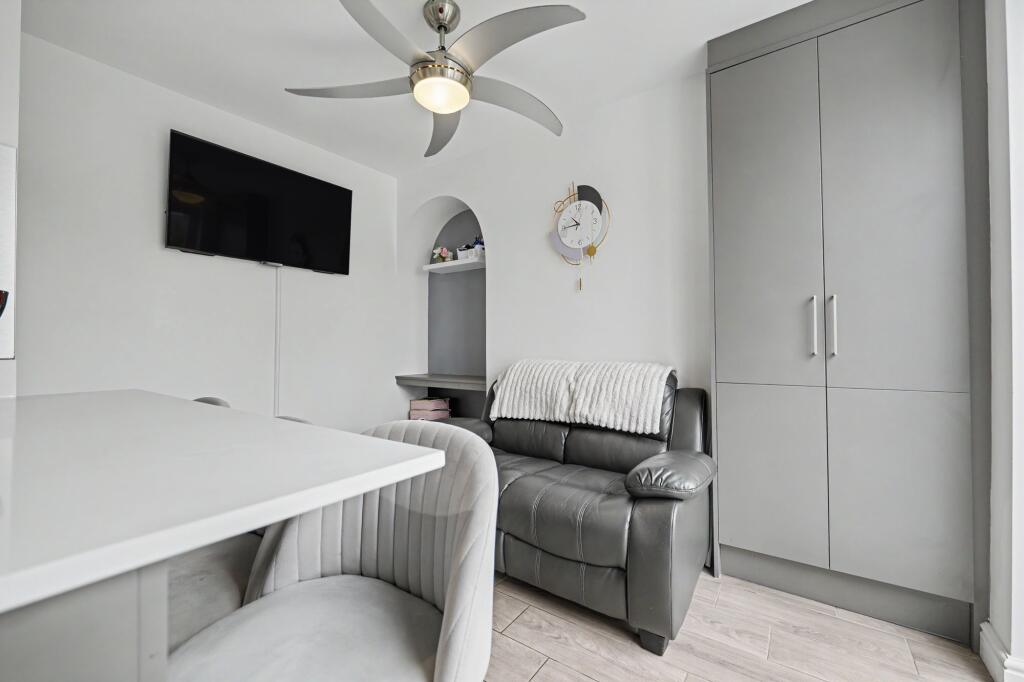 House in Nuneaton and Bedworth, Warwickshire - View 5