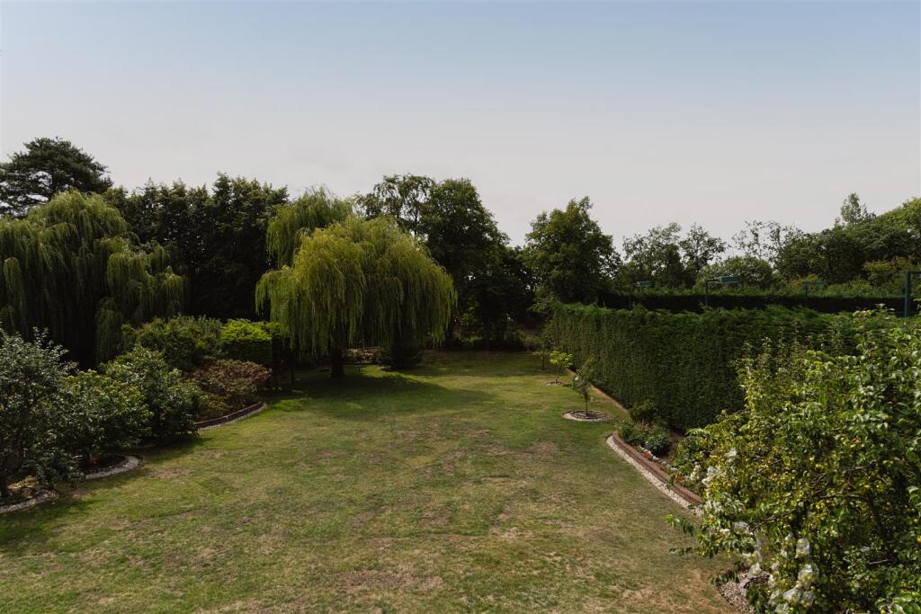 House in Reigate and Banstead, South Park - View 4