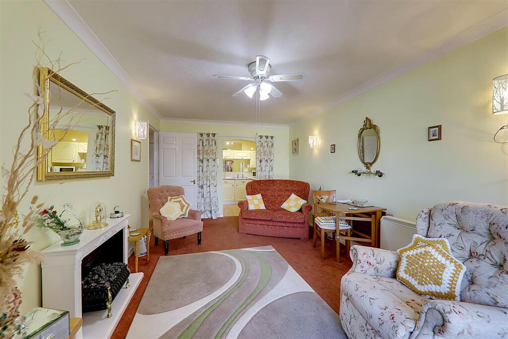 Apartment in Worthing, Broadwater - View 3