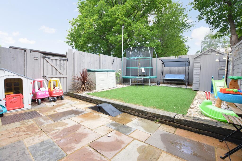Harvey Close, Crawley, RH11 photo 3