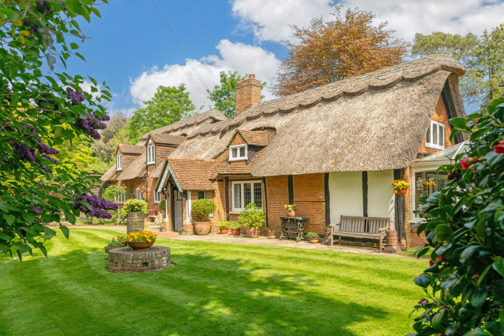 4-bed detached on Wexham Road Wexham, Berkshire SL2 4HE, £1,000,000