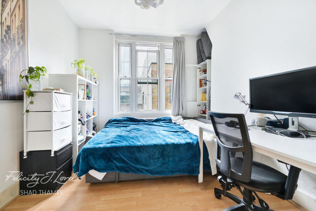Apartment in London, St Olave's Estate, The Borough - View 5