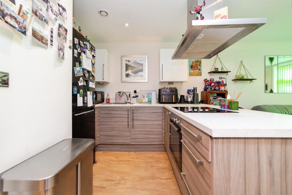 Apartment in Welwyn Garden City, Shire Park, Haldens - View 3