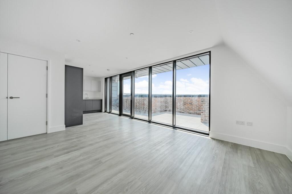 Main image of property: Whiffens Avenue Chatham ME4