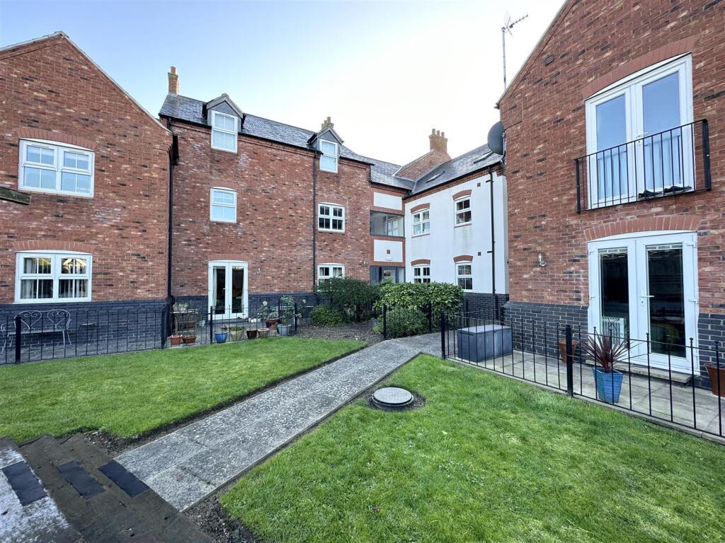 2-bed flat on Cross Street, Wigston, £200,000