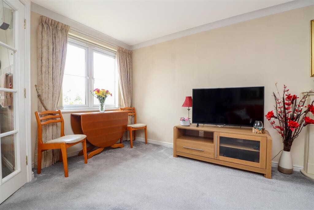 Apartment in Horsham, West Sussex - View 4