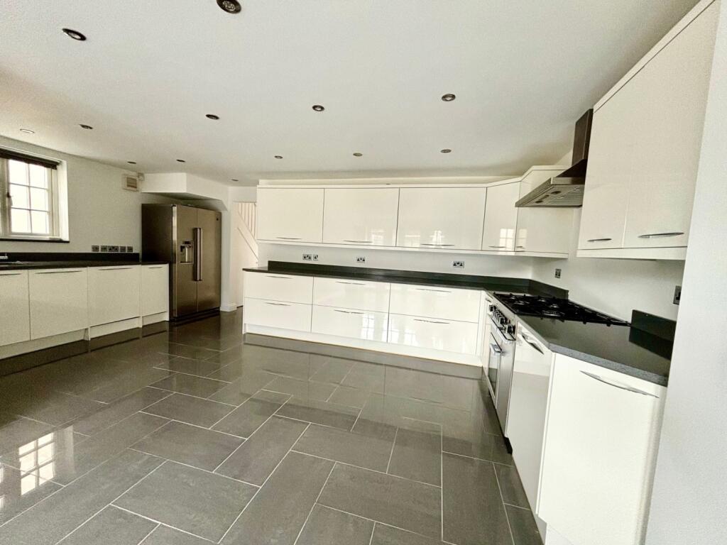 Beechmont Avenue, Virginia Water, Surrey, GU25 photo 2