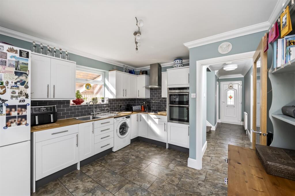 Westfield Crescent, Patcham, Brighton photo 3