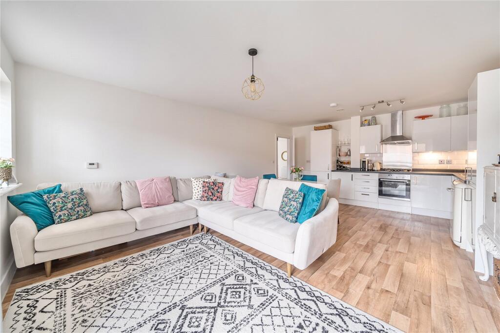 Apartment in Elmbridge, Hersham - View 5