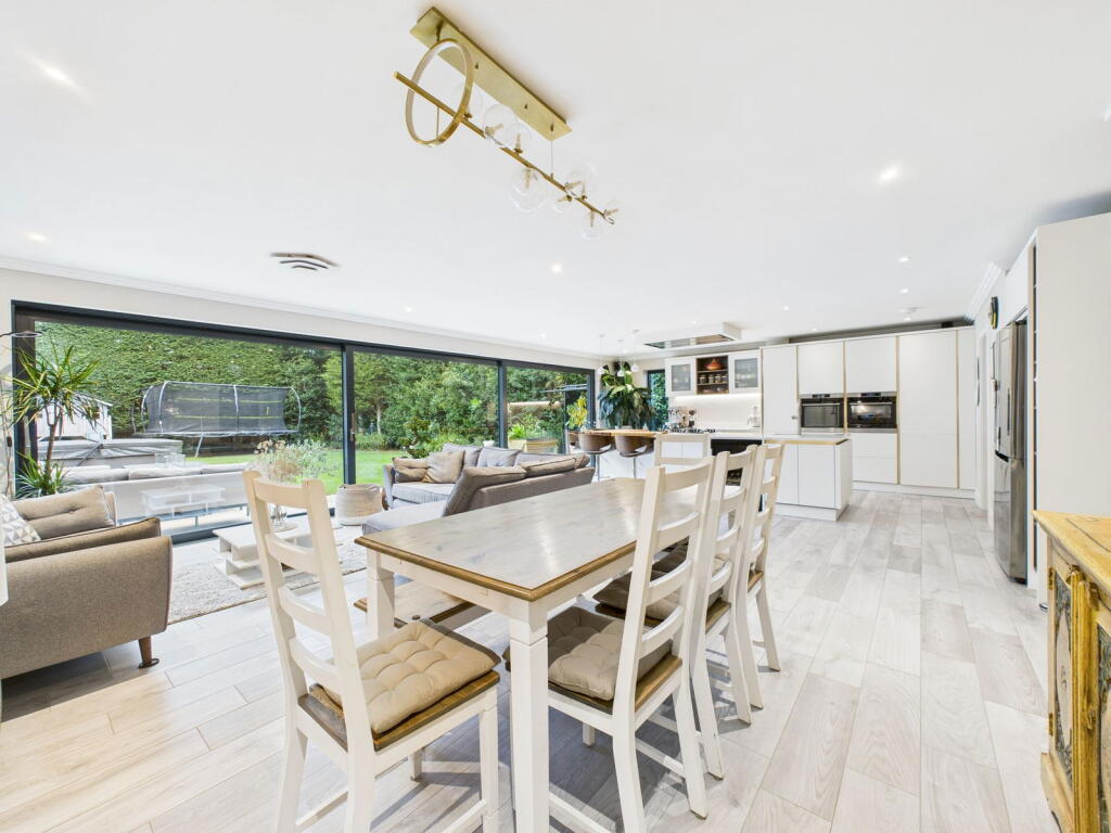 Fivens Place, Horsham photo 4